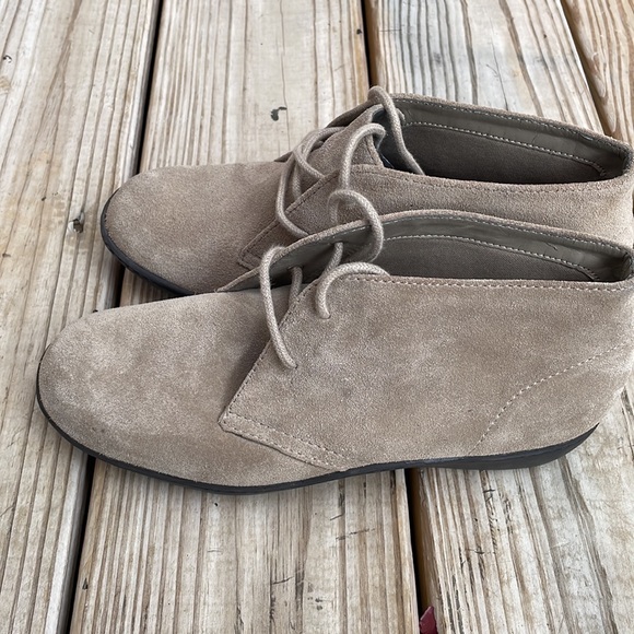 NWOT- Aerosoles Pine Tree TAUPE SUEDE Shoes/ Ankle Boots Size 6.5W - Picture 8 of 12